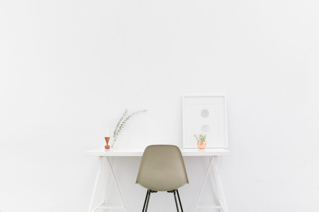 Escrivania branca e minimalista.