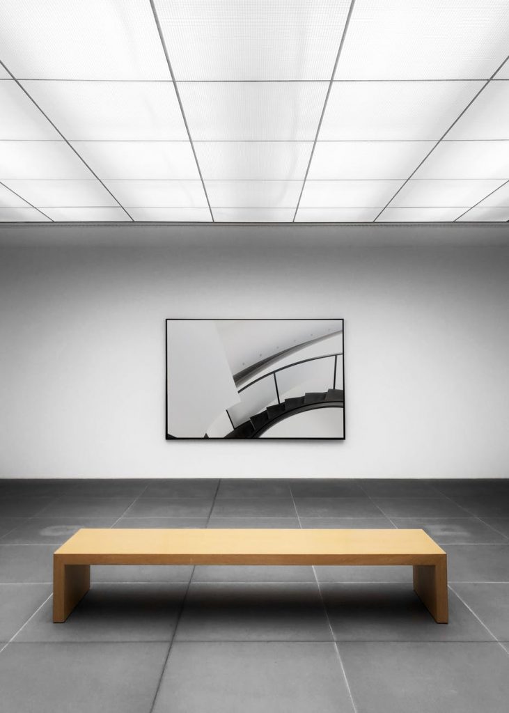 Exposição de arte minimalista.